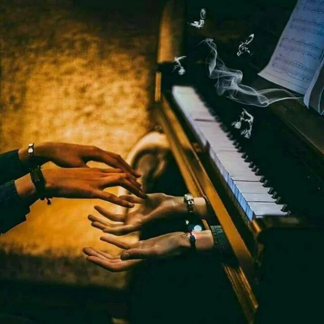 Девушка на рояле. Руки на фортепиано. Руки пианиста. Фотосессия с пианино.