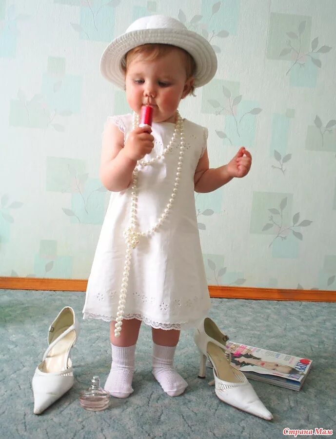 Я надела платье. Девочка в маминых туфлях. Платье маленькой модницы. Девочка в мамином наряде. Маленькие модницы.