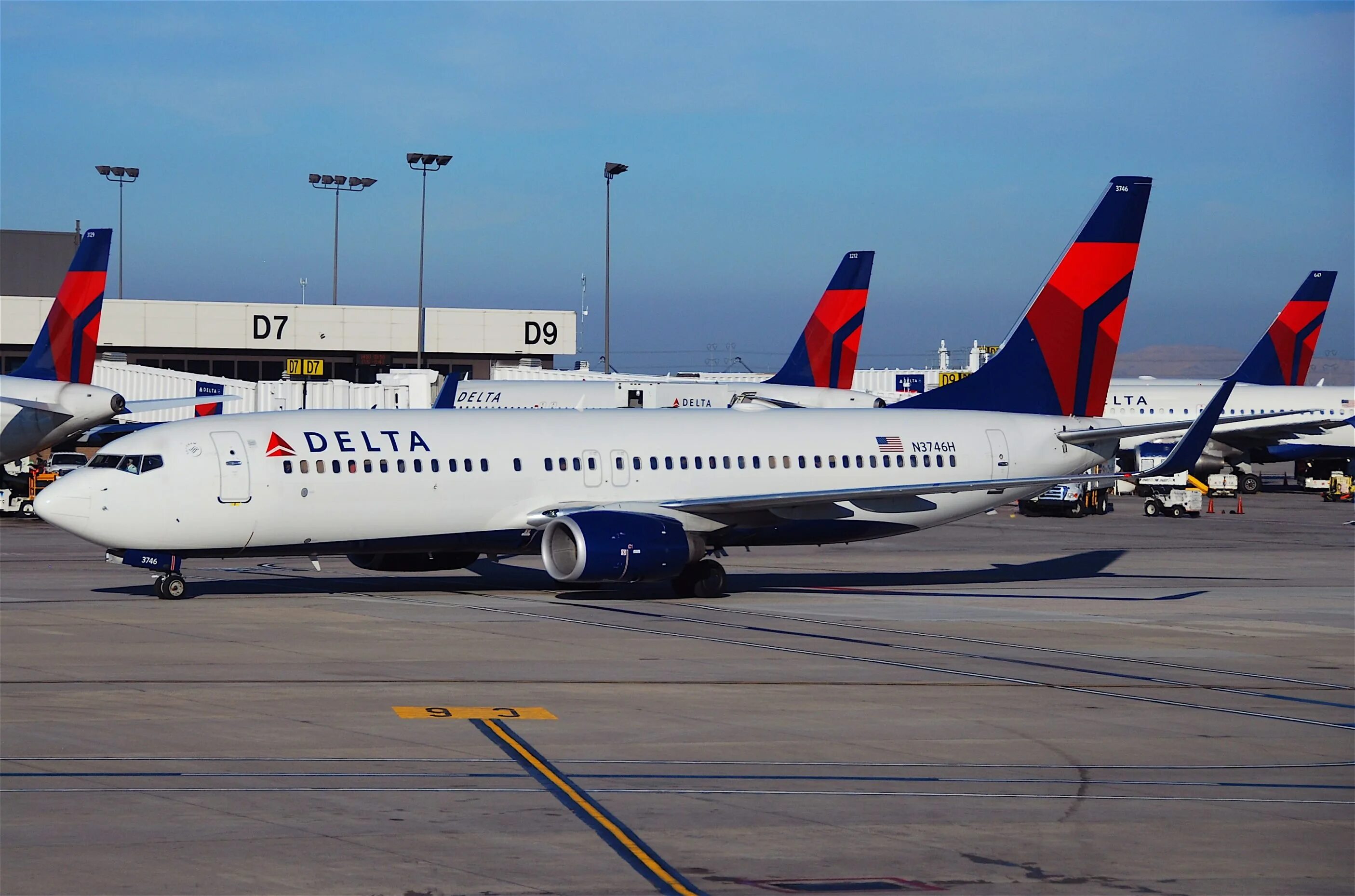 Delta самолет. Дельта эйрлайнз (delta air lines) сша. Самолеты авиакомпании дельта. Самолёт дельта эйрлайнс. Самолеты авиакомпании дельта.