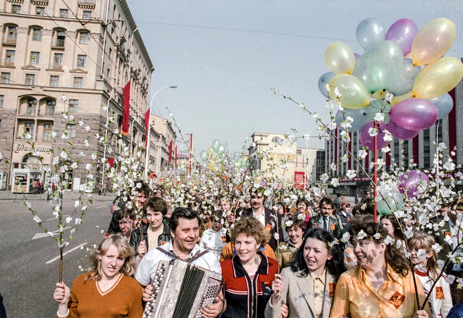 Первомайская демонстрация в СССР 70е. Демонстрация 1 мая в СССР. Парад Первомай. Массовые праздники. Фото 1 мая ссср