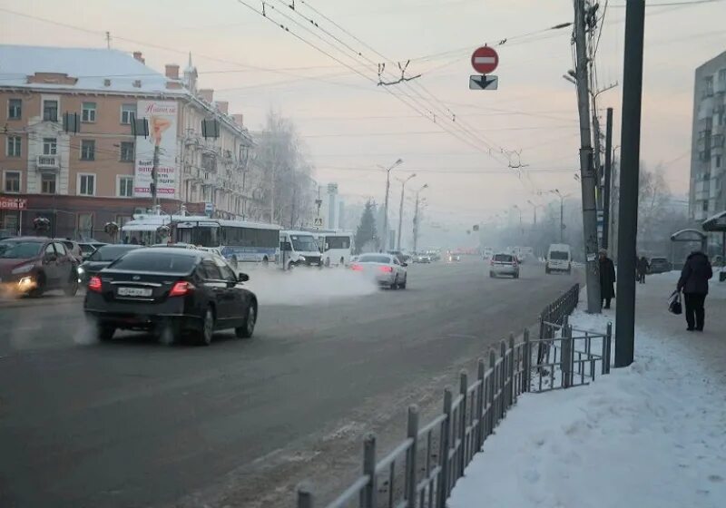 Смог в омске сейчас. Пожар в омске сейчас в октябрьском. Омск воняет. Омск смог. Смог над омском 17 октября.