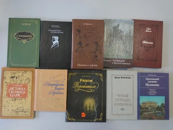 Книга о петербурге. Скупка книг в спб. Мотылёк анри шарьер книга белая бумага. Подарочная книга история. Книга санкт-петербург.