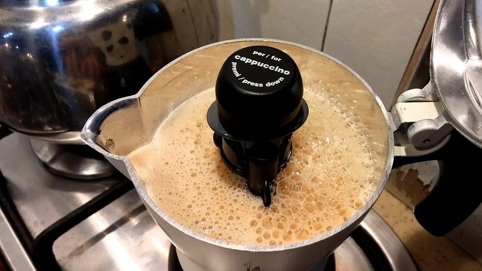 Можно ли взбивать кофе. Кофеварка bialetti mukka express. кофеварка биалетти капучино. гейзерная кофеварка для капучино bialetti. гейзерная кофеварка биалетти с капучинатором.