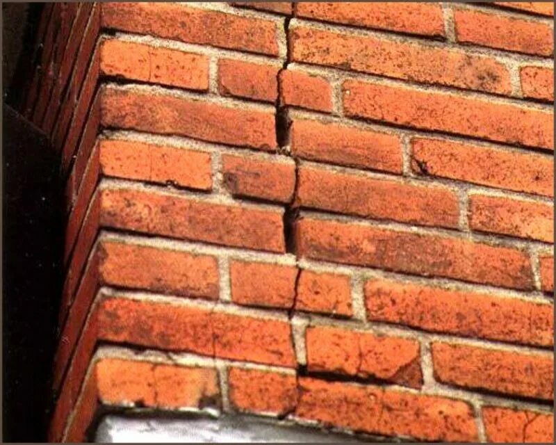 Трещины на облицовочном кирпиче. Усадочные трещины в кирпичной кладке. Трещины в кирпичной кладке. Трещины в кирпиче. Трещина в кирпичной стене.
