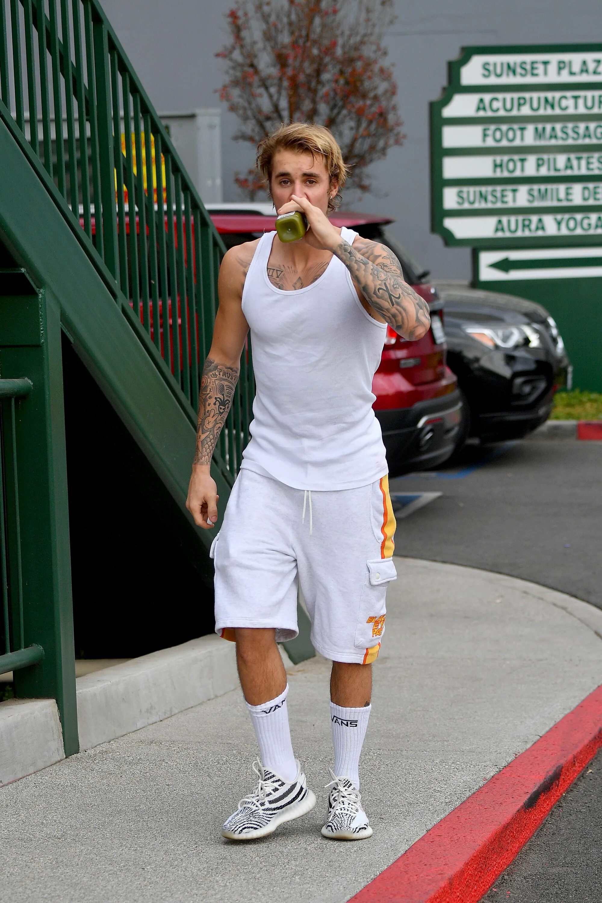Jb web teens. Бибер ноги. Джастин Бибер спорт. Justin Bieber в белых шортах. Джастин Бибер в белом костюме.