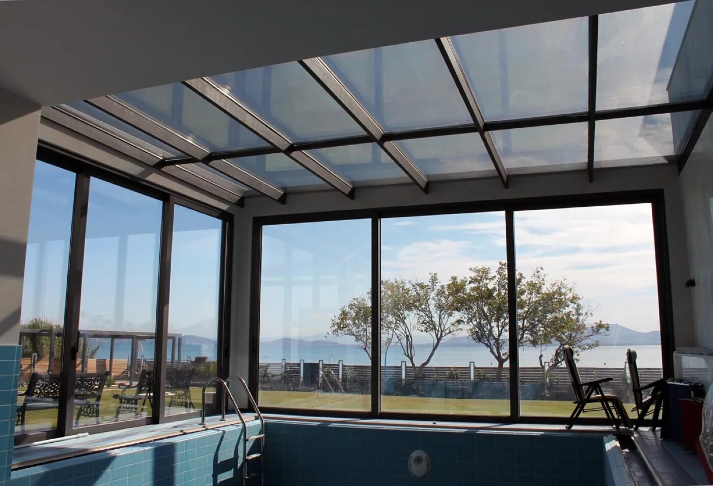 безрамное остекление террасы. остекление кровли. крытые бассейны. стеклянная крыша. остекление шуко конструкции.