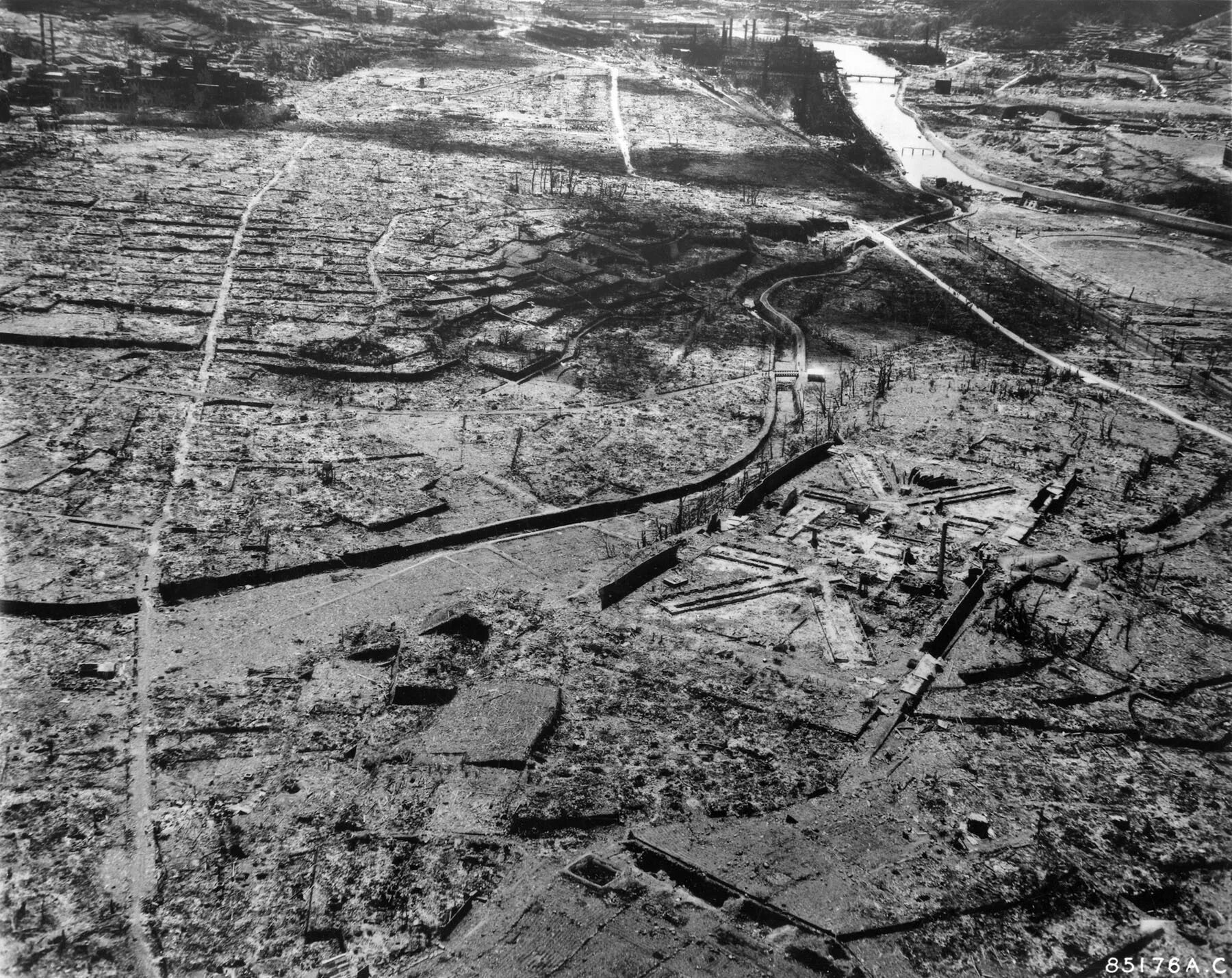 Нагасаки после ядерного взрыва. Нагасаки бомбардировка 1945. Хиросима и Нагасаки атомная бомбардировка.