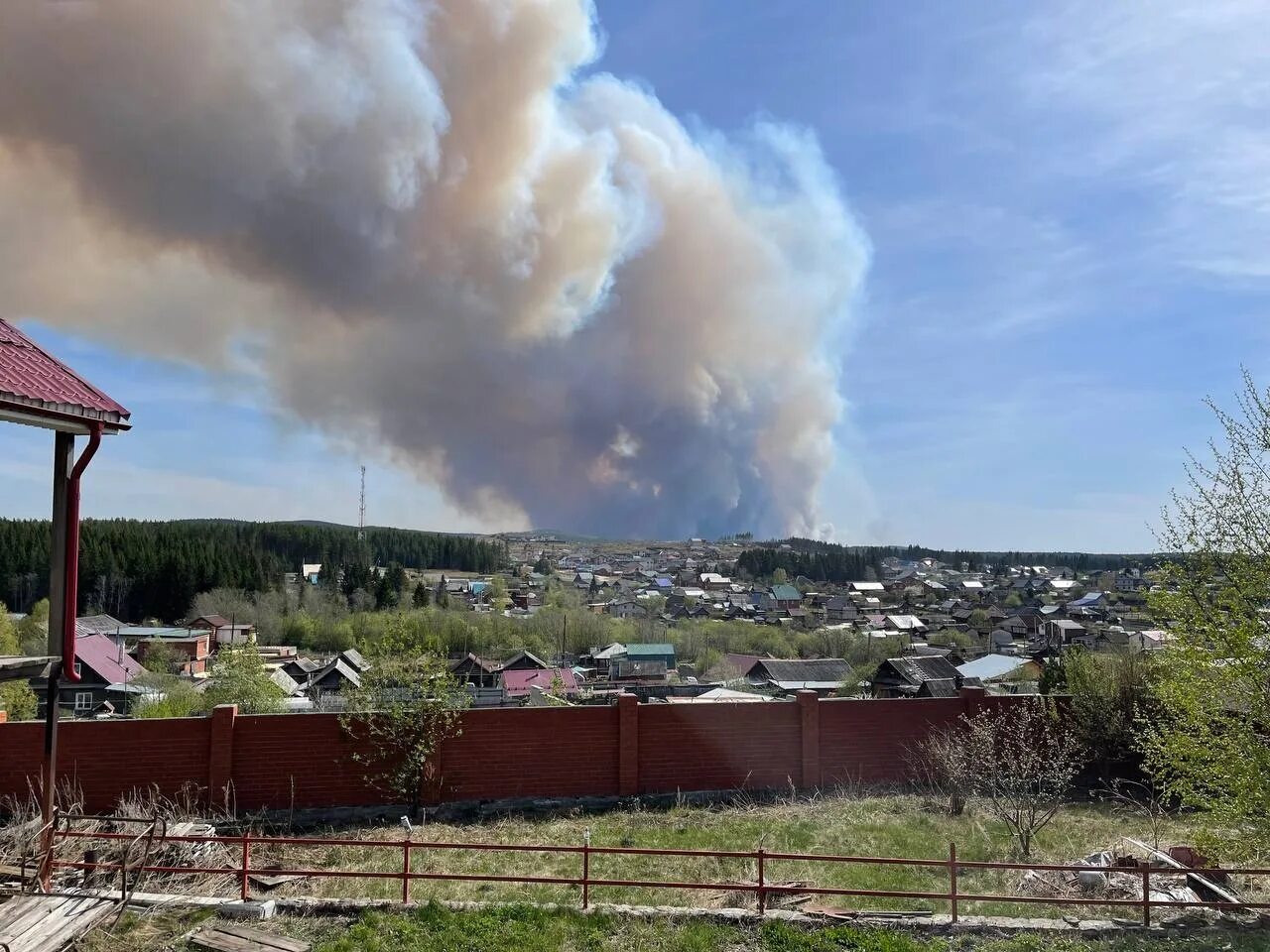 Погода в ревде сегодня. Пожар в Ревде. Пожары в Свердловской области. Пожар в Дегтярске. Пожар фото.