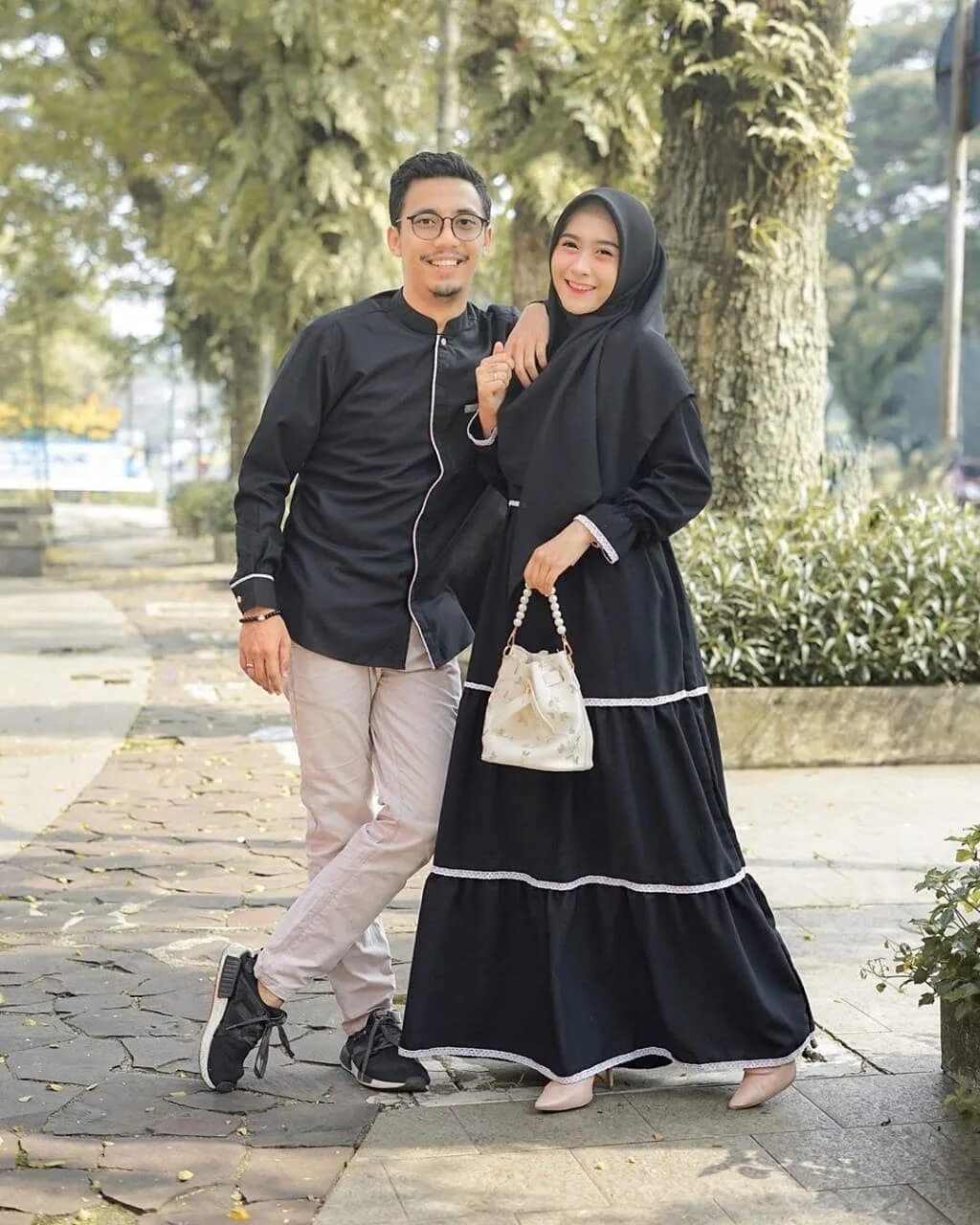 Dengan suami istri. Dengan suami istri