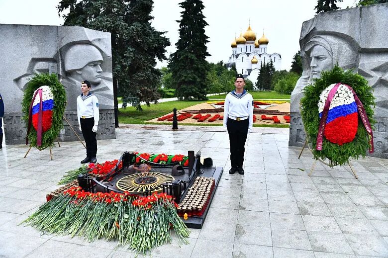 Вечный огонь Ярославль. Мемориалы Великой Отечественной войны. Цветы у вечного огня. Памяти павших. Минута молчания 22.03 2024