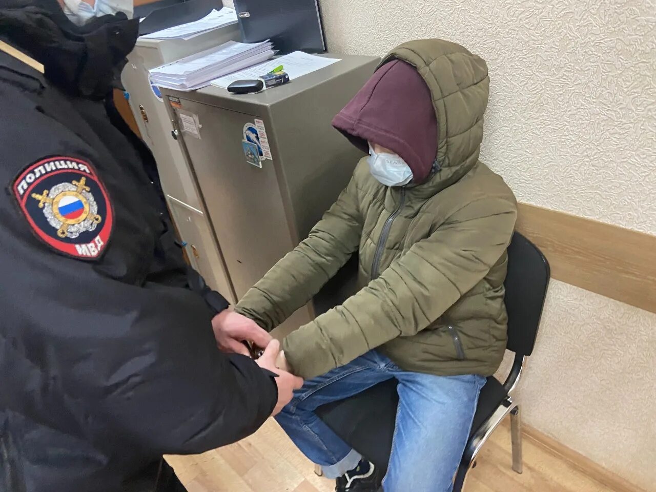 Кража денег сотрудником полиции. Сотрудник полиции. нападение на сотрудника полиции. полиция задержание фото.