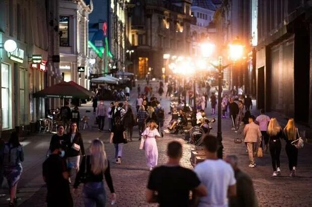 Осло центр города люди. Осло улицы люди. Нью-йорк манхэттен население. Шумно многолюдно осло на главной. Хипстерский район в осло.