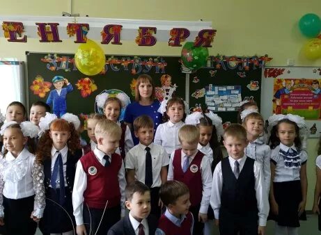 школьники на линейке. гимназия первый класс. гимназия 48 челябинск. посвящение в гимназисты 1 класс. гимназия №1 менделеевск.