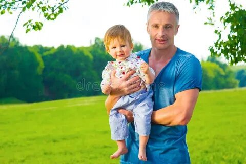 Отец держит сына
