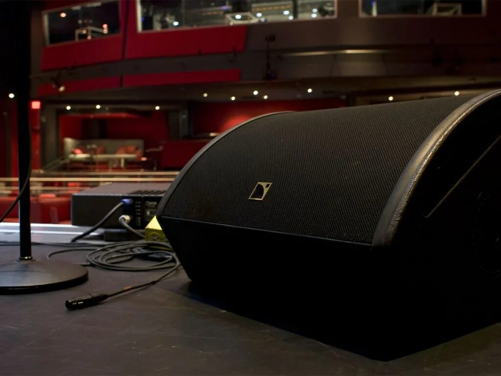 Звуковой экран. L-Acoustics 115xt HIQ. L Acoustics 112p. L Acoustics мониторы. Bose монитор сценический.