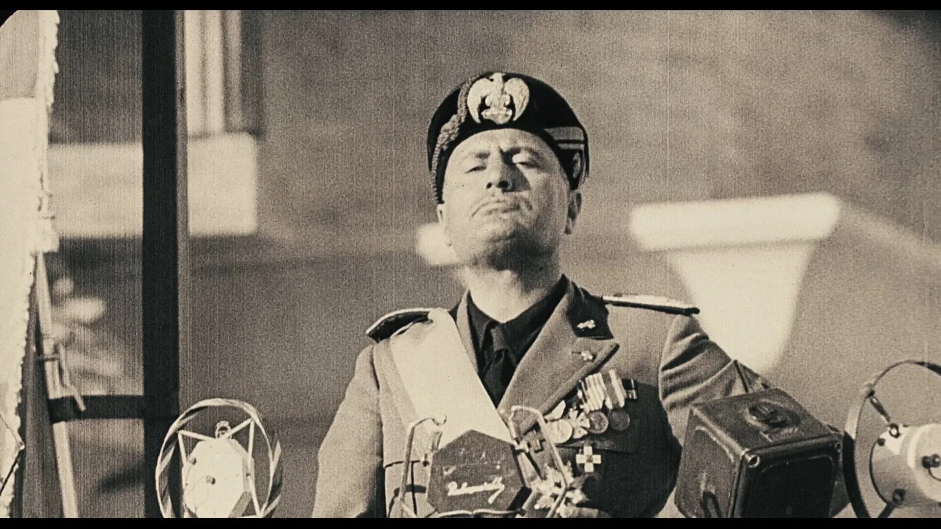 Выступление муссолини. Дуче бенито муссолини. Бенито муссолини. Муссолини на балконе. Дуче бенито муссолини.