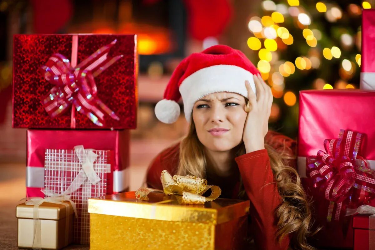 Шоппинг картинки. Шоппинг новый год. Christmas present shop. Рождественские распродажи в англии. Много коробок с подарками.