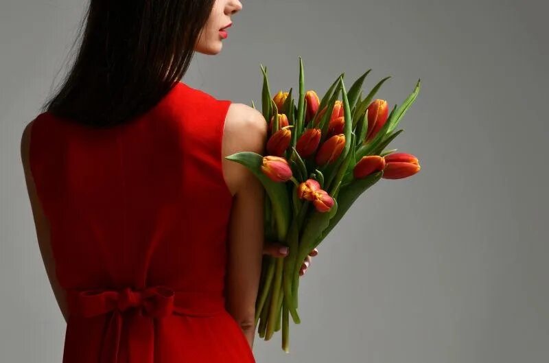 Женщина с букетом тюльпанов. Девушка с тюльпанами. Девушка с букетом тюльпанов. Девушка с красными тюльпанами. Красивая брюнетка с тюльпанами.