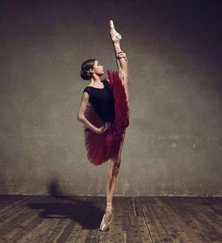 Балерина в пачке вид сверху. Ballerina москва. Большой театр оперы и балета в москве. Ballerina москва. Ballerina москва.
