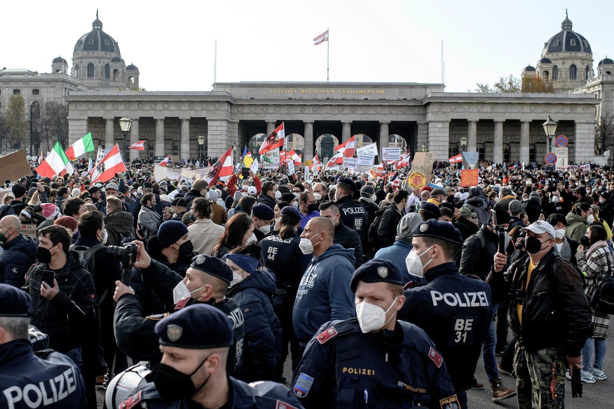 Почему бастует европа. Вена Австрия протест. Протесты в Вене. Митинги в Австрии. Протесты в Австрии.