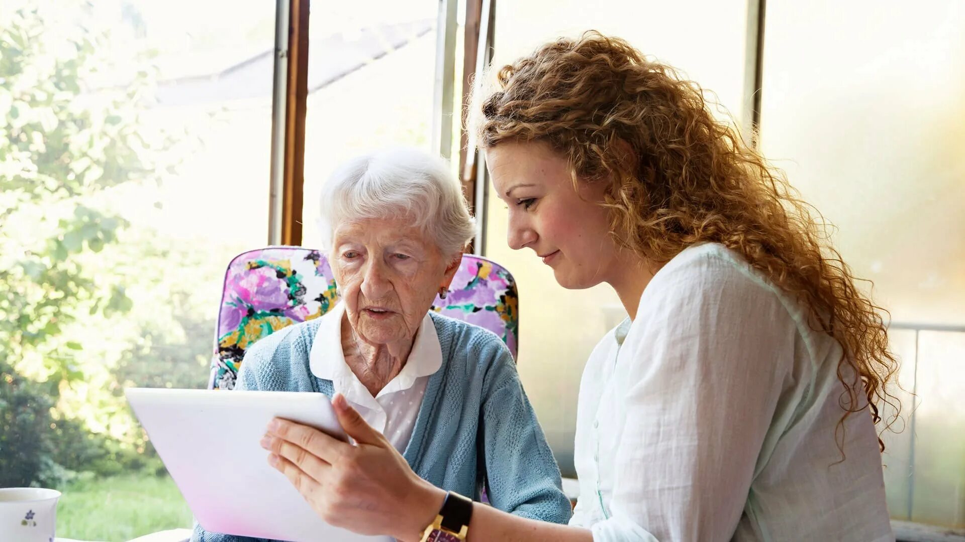 Социальный работник. Соц работник и пожилой человек. Общение с пожилыми людьми. Беседа с пожилыми людьми. Забота о пожилых родителях.