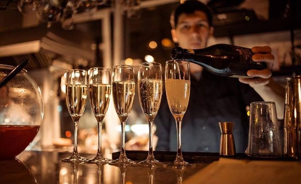 Шампанское сомелье. Подача вина. Бокал вина в ресторане. Белое вино дегустация. Бокал шампанского в ресторане.