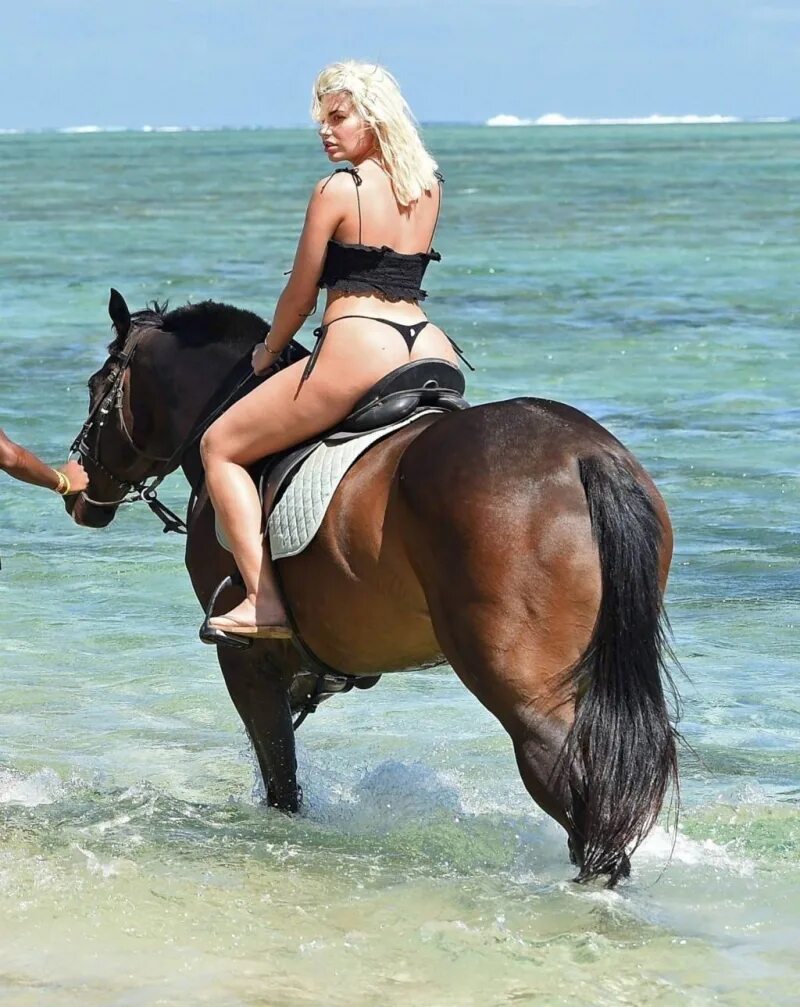 Подборка девушек наездниц. Megan barton hanson horse. женщина вера. наездницы в купальниках. верхом на лошади в бикини.