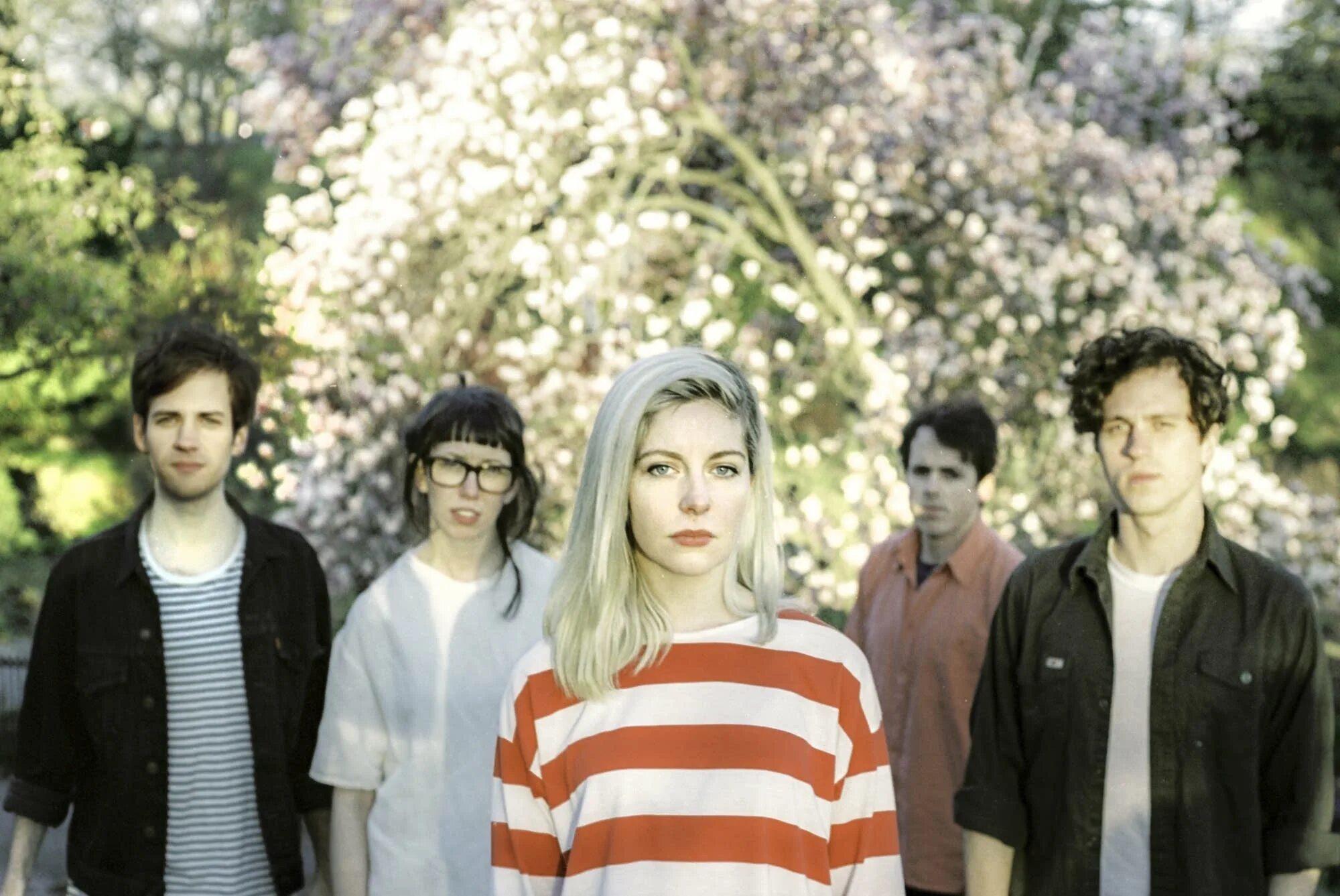 The ones who live 4. Alvvays группа. Керри Маклеллан Alvvays. Солистка группы Alvvays. Брайан Мерфи Alvvays.