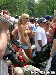 Putas abriendo las piernas en una competición al aire libre Fotos Porno, XX...