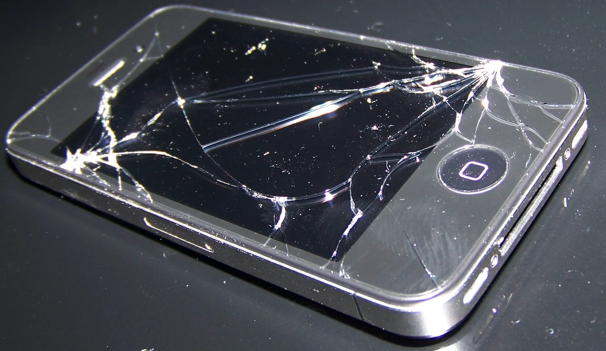 Разбитый iphone. Сломанный телефон. Воспользоваться разбитый. Разбитый смартфон. Трещина на экране айфона.