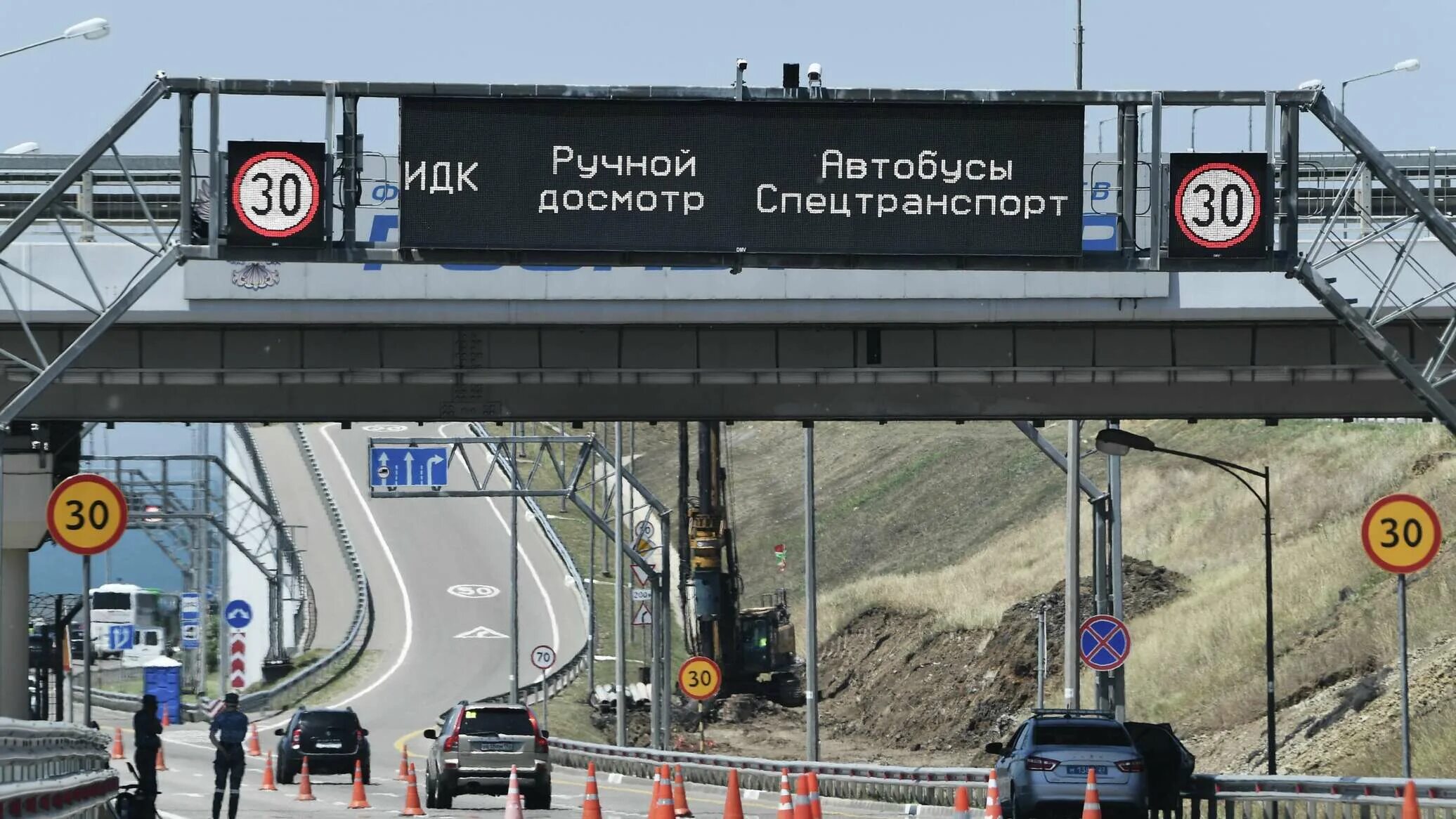 Проезд на крымском мосту сегодня. Дорожный мост. въезд на крымский мост. крымский мост 2025. ситуация на крымском мосту.