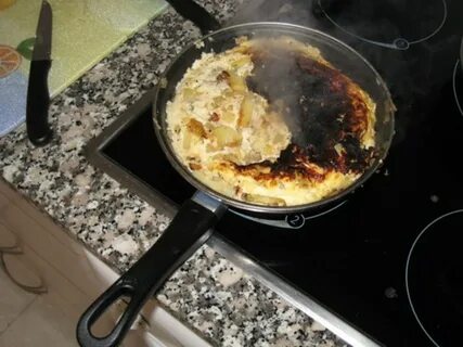 Еда подгорает на сковородке, что делать? 5 приемов как этого избежать