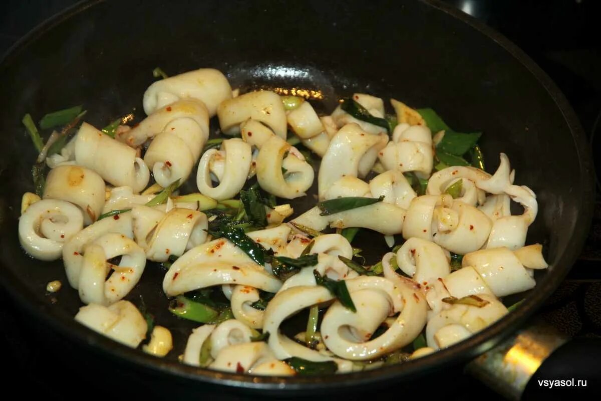 Приготовление кальмаров на сковороде с луком. Жареный кальмар. Кальмар на сковороде. Жареные кальмары на сковороде. Жареные кальмары на сковороде с луком.