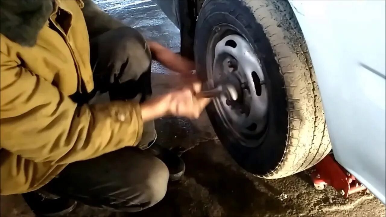 Форд транзит как снять колесо Держатель запаски Ford Transit (5G), 2,5 л, 1999 года кузовной ремонт DRIVE2
