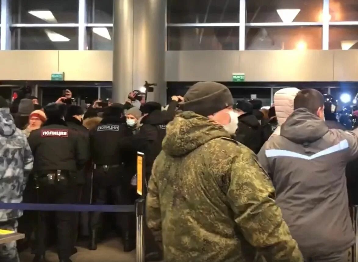 Войска омон. В аэропорту хабаровска заблокировали омон. В аэропорту хабаровска заблокировали омон. Протесты в хабаровске омон. В аэропорту хабаровска заблокировали омон.