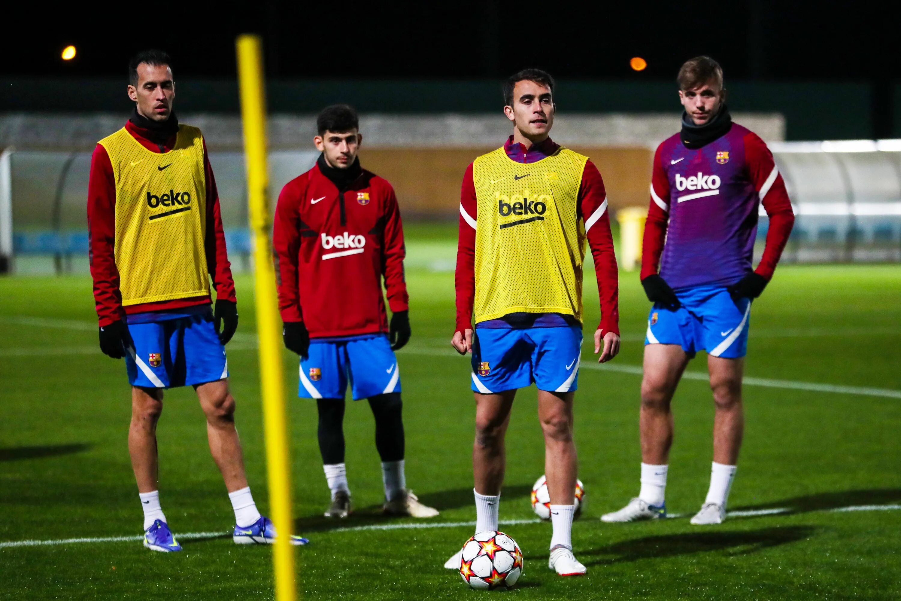 Osasuna vs barcelona live. Гави футбол. barcelona training. барселона на дне. гави футбол торс.