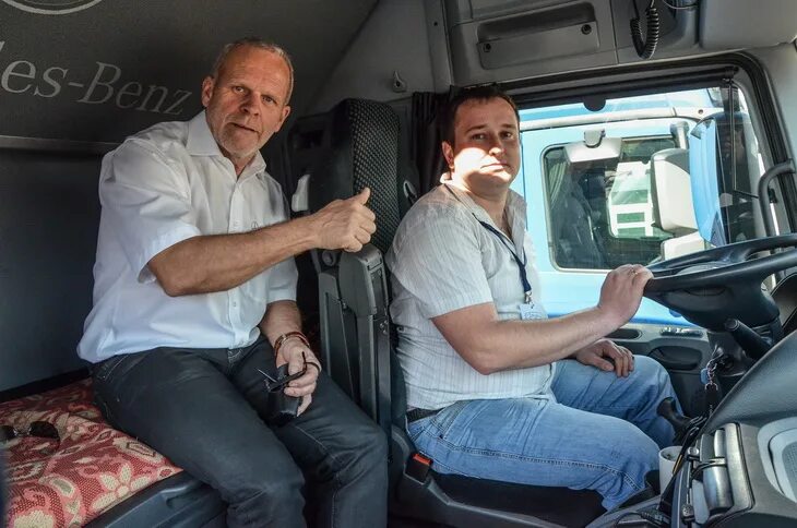 шофер грузовика. учиться дальнобойщиком. кабина автомобиля. водитель грузовика. водитель грузового автомобиля.