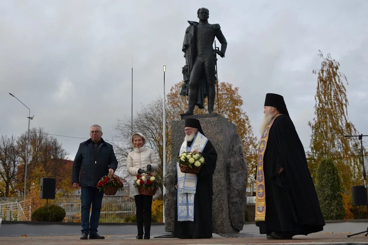 1 июня сортавала. Открытие памятника. Открыли памятник в Сортавала. Памятник императору. Памятник Александру 1 в Сортавала.