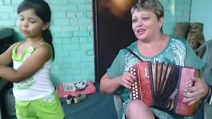 Щербакова по тропинке снежком запорошенной. Песня по тропе. По тропе что снежком запорошена. По тропинке запорошенной. Баян по тропинке снежком запорошенной.