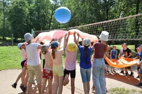 Дети в загородном лагере отдыха