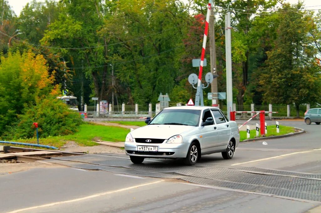 Автомобиля вождение городского. Учебная машина по городу. Вождение по городу. Учебная Приора. Инструктор по вождению Иваново.