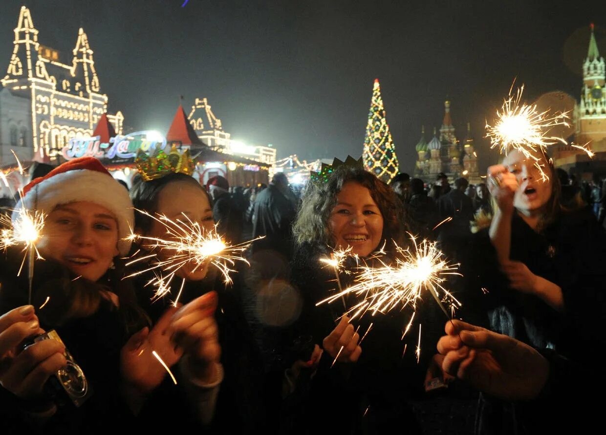 Новый 2012 в россии. Празднование нового года. Россияне отмечают новый год. Праздник новый год в России. Празднование нового года в России.