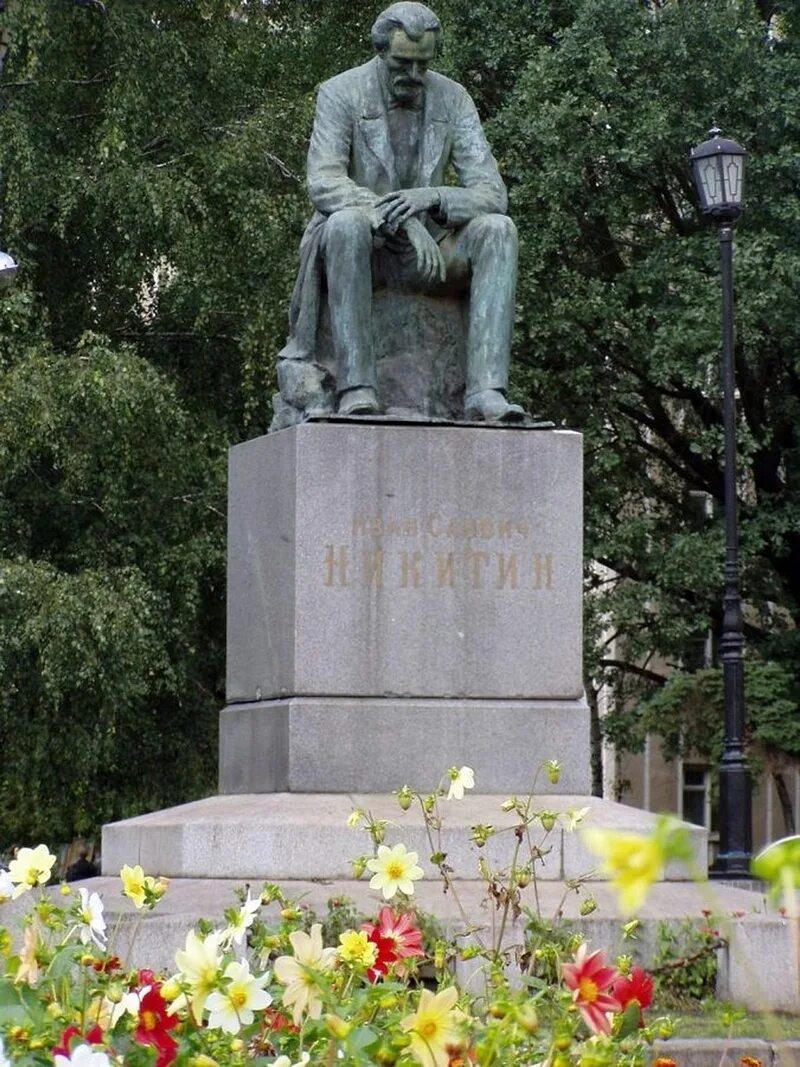 Никитин какие памятники. Памятник Ивану Саввичу Никитину в Воронеже. Памятник поэту и.с. Никитину.