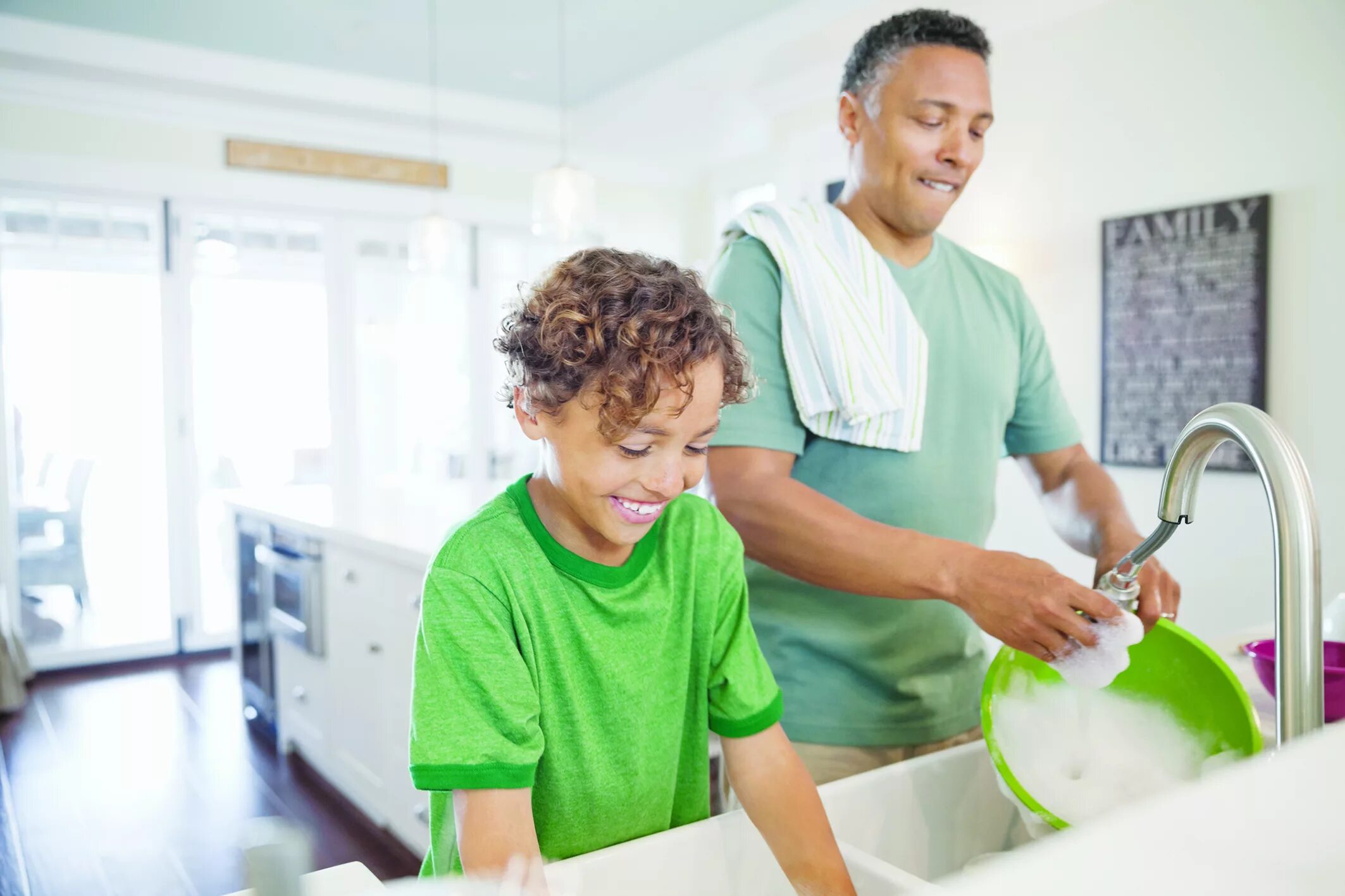Are you doing dishes. Дети помогают родителям. Ребенок помогает по дому. Уборка дети. Помогать маме по дому.