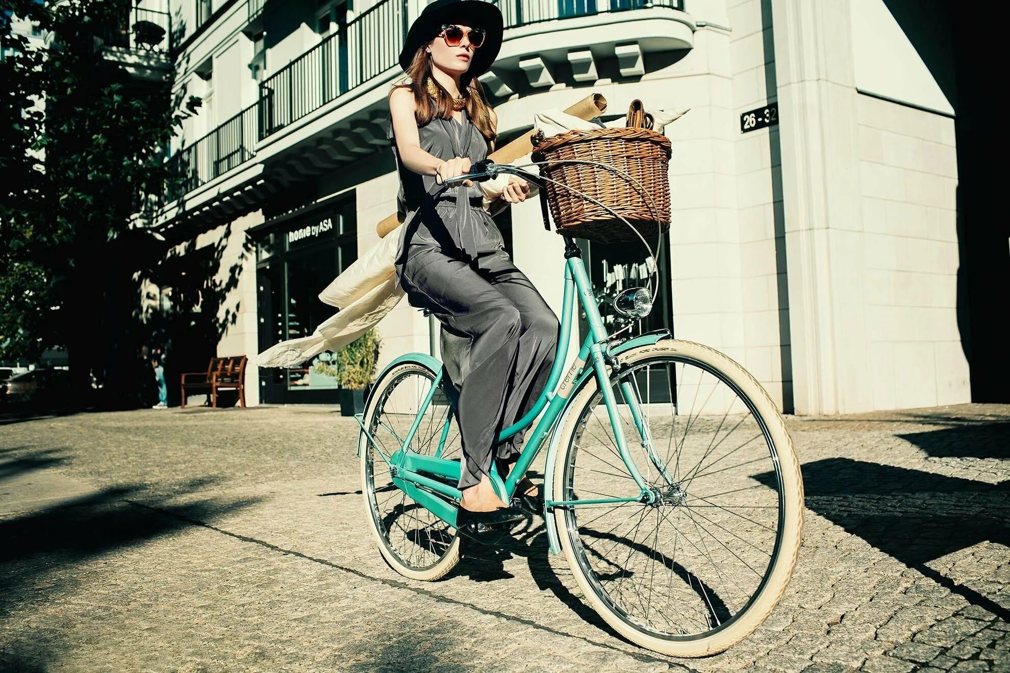Велосипед в хорошем состояние. Девушка на велосипеде с корзинкой. Велосипед с цветами. Фотосессия с велосипедом и цветами.