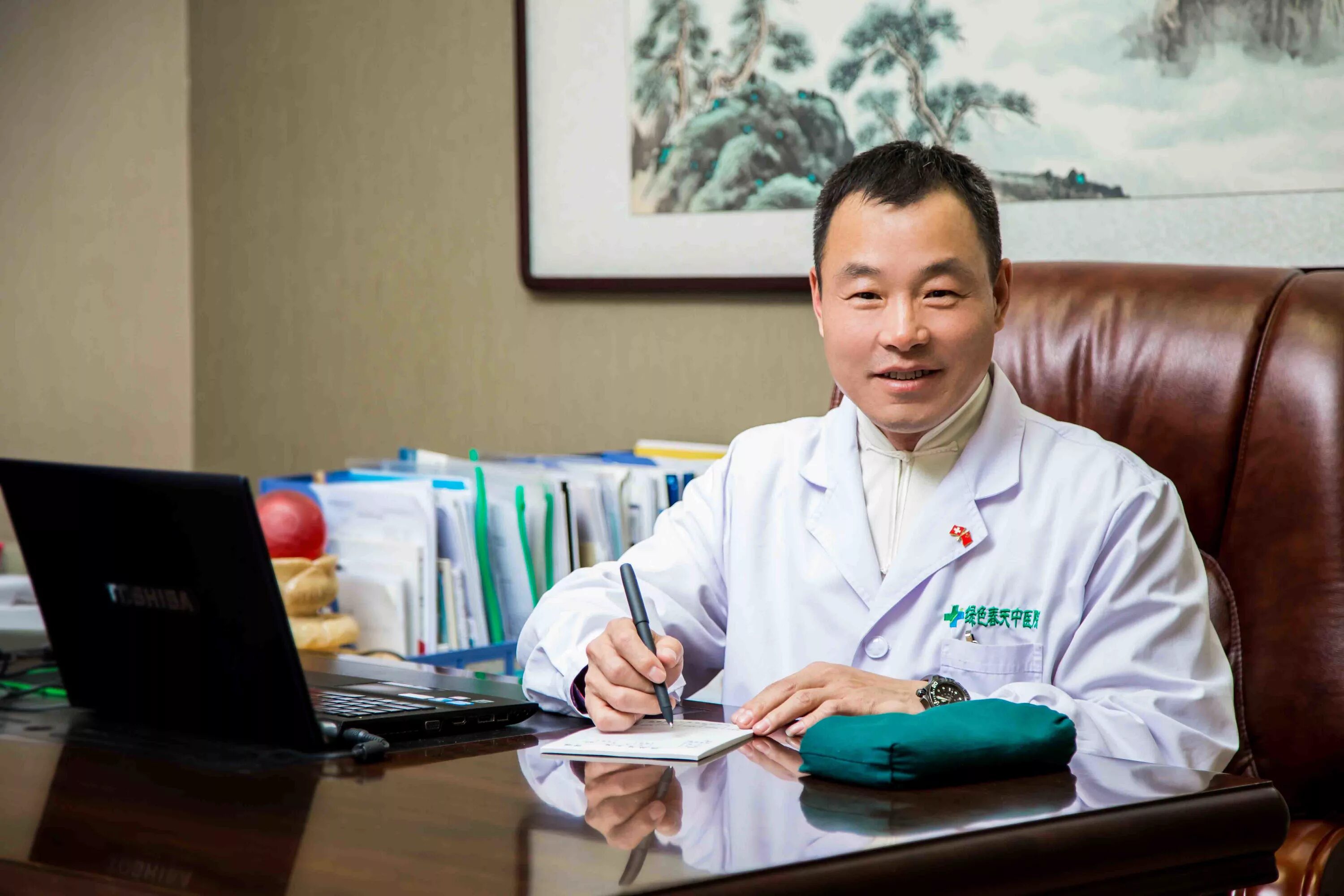 Врач китайской медицины. Китайский врач. Доктор китаец. Азиатская медицина.