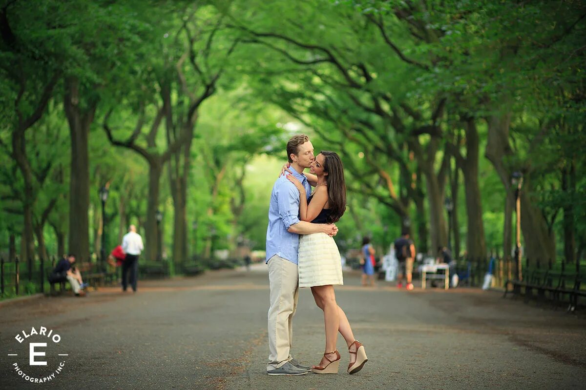 Гуляет ясный. Люди гуляют в парке. Луна мама. Парочка в парке. Осенние прогулки с детьми.