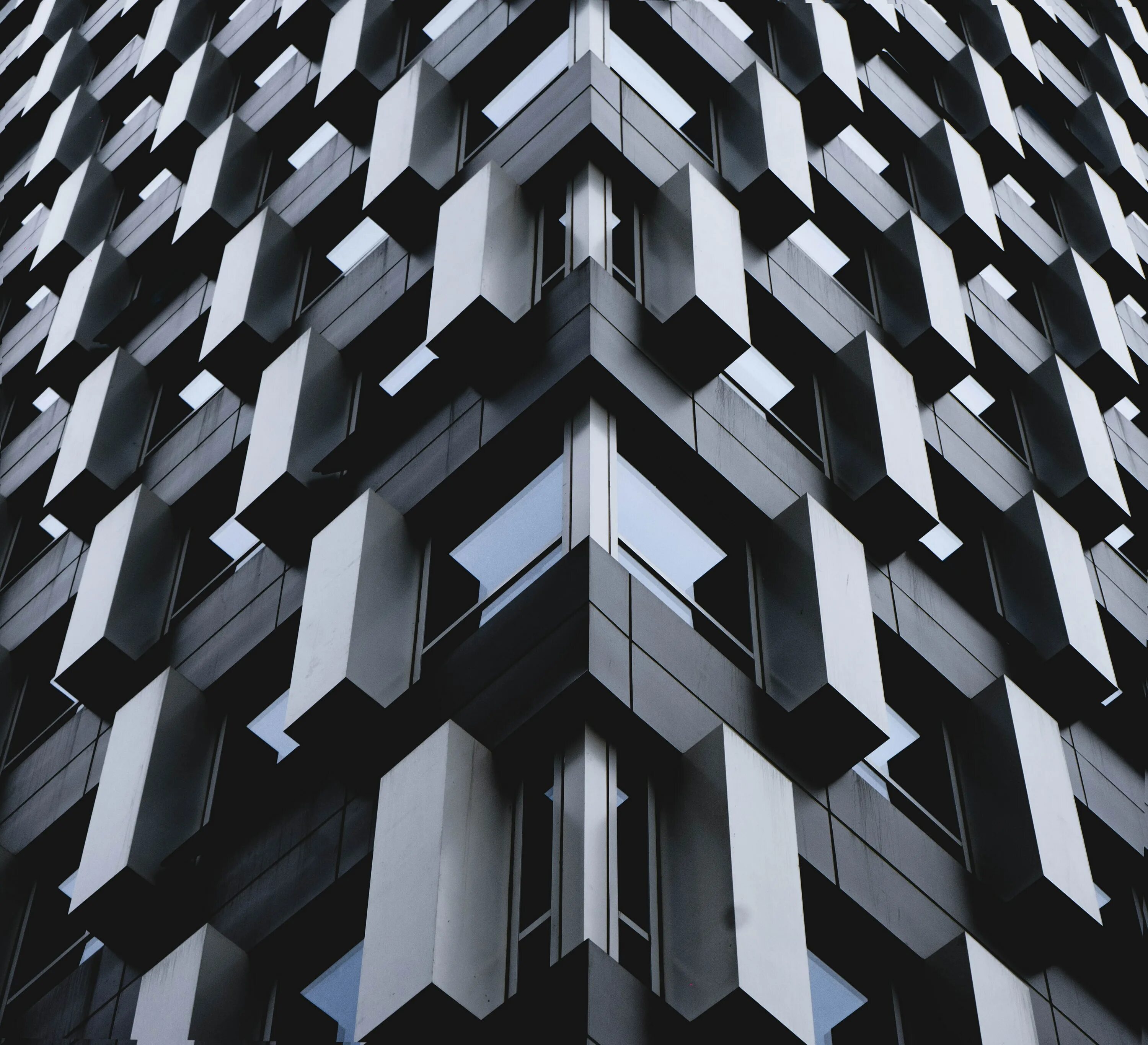 Многоэтажный дом. Минимализм в москве архитектура. Серое здание. Здание с белым небом. Здание черно белое.