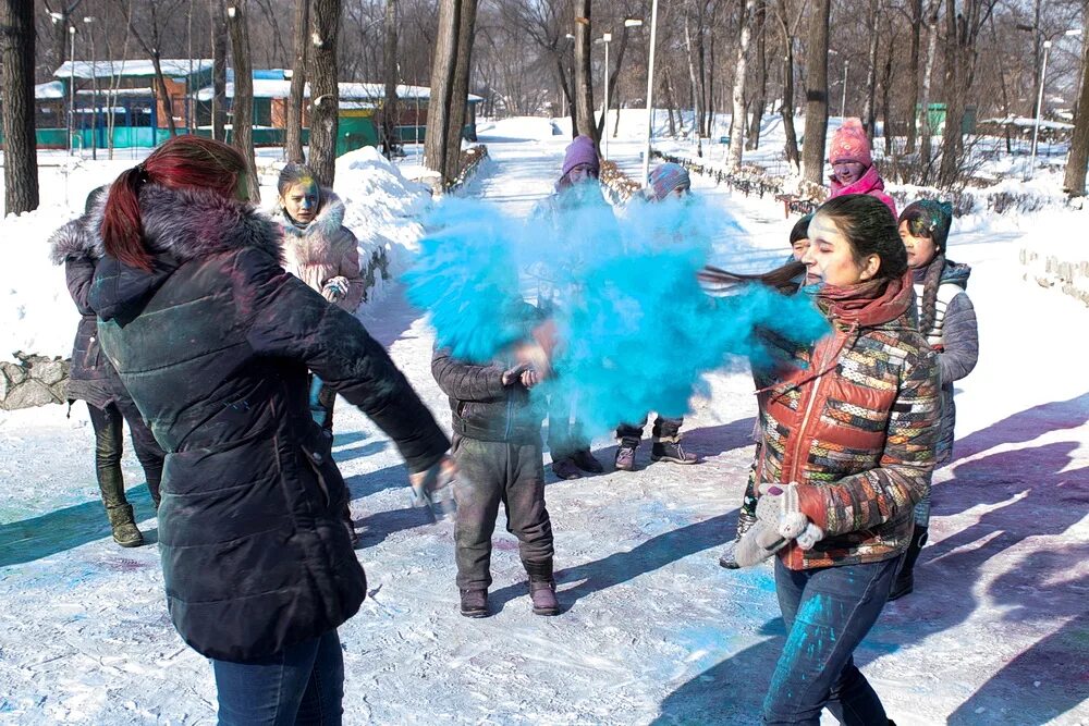 Краски Холи зимой. Краски Холли на снегу. Фотосессия с красками Холли зимой. Фестиваль красок Холи Золотово. Новости холе