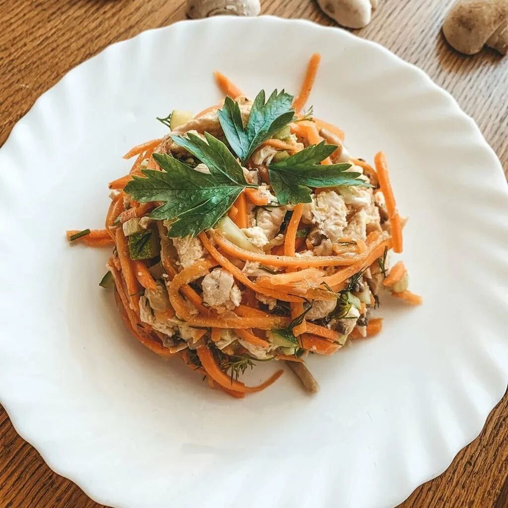 Салат с корейской морковкой. Салат с корейской морковью и курицей. Салат с корейской морковкой и курицей. Салат с корейской морковью и грибами